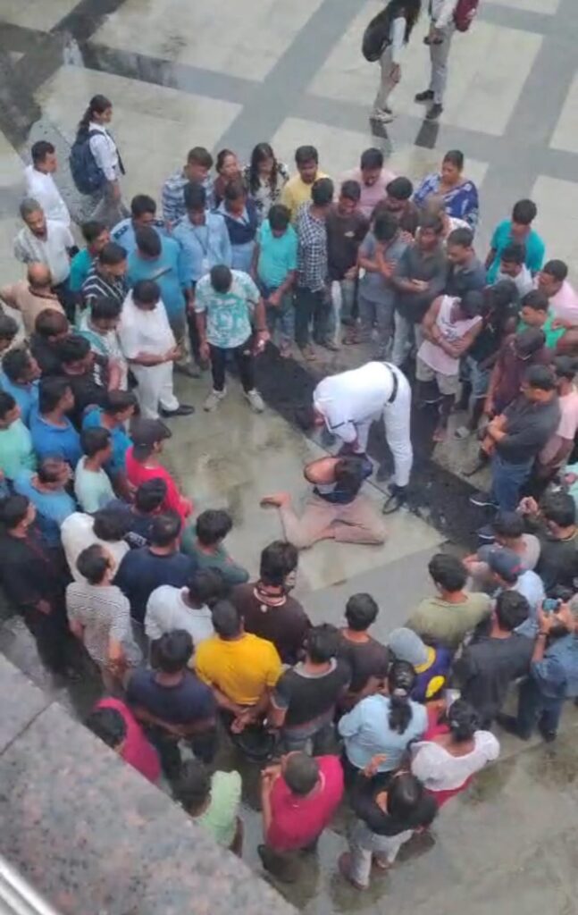 নিউটাউনের শপিং মলে বন্ধুদের মধ্যে ছুরিকাঘাতের ঘটনা